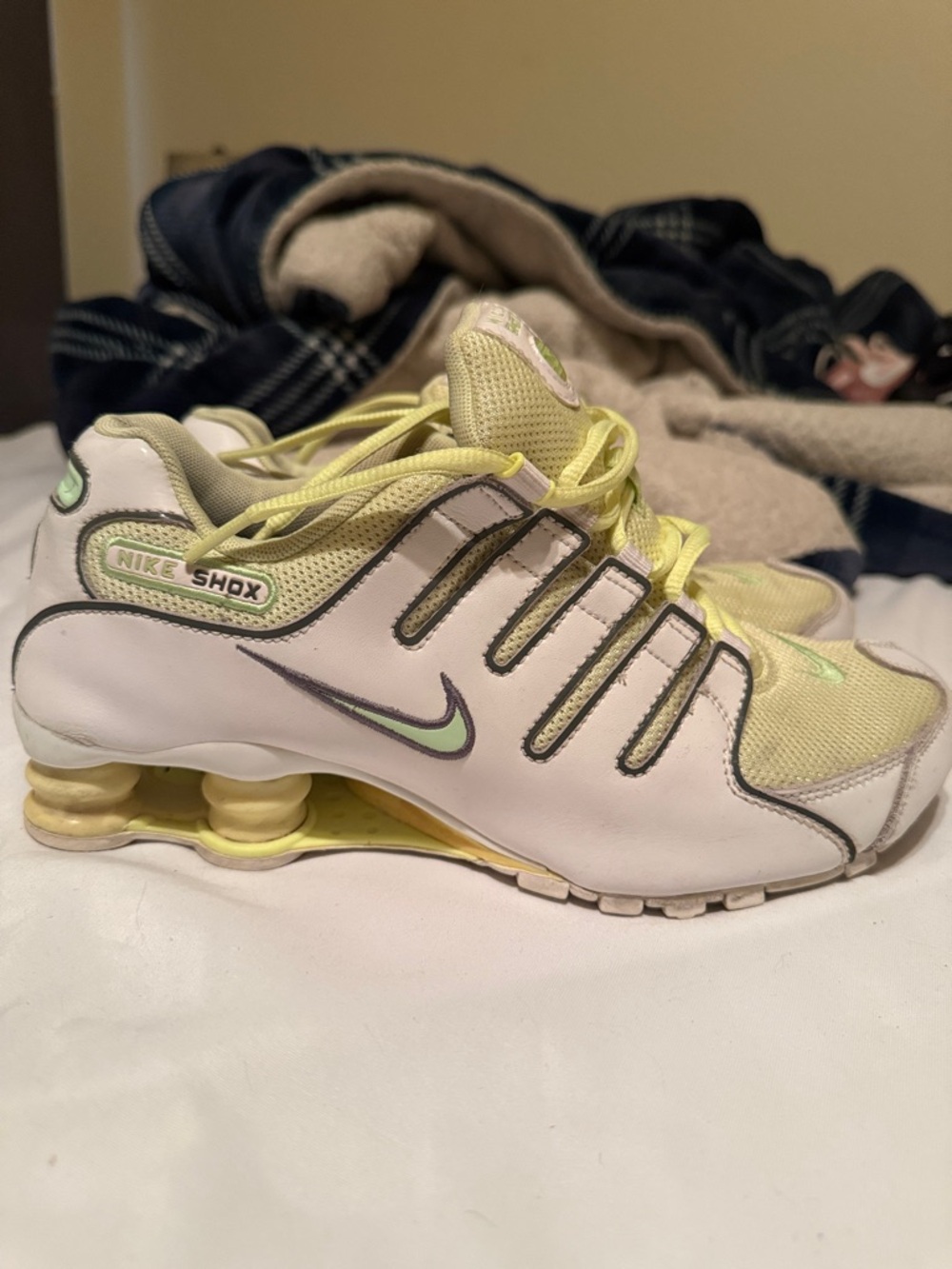 Nike Shox Womens Athletic Shoes in Light Yellow and White size 9